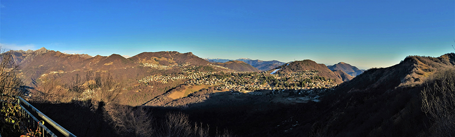 Vista panoramica verso altopiano Selvino-Aviatico, Poieto-Cornagera ed oltre